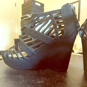 3W Black Platform Covered Cage